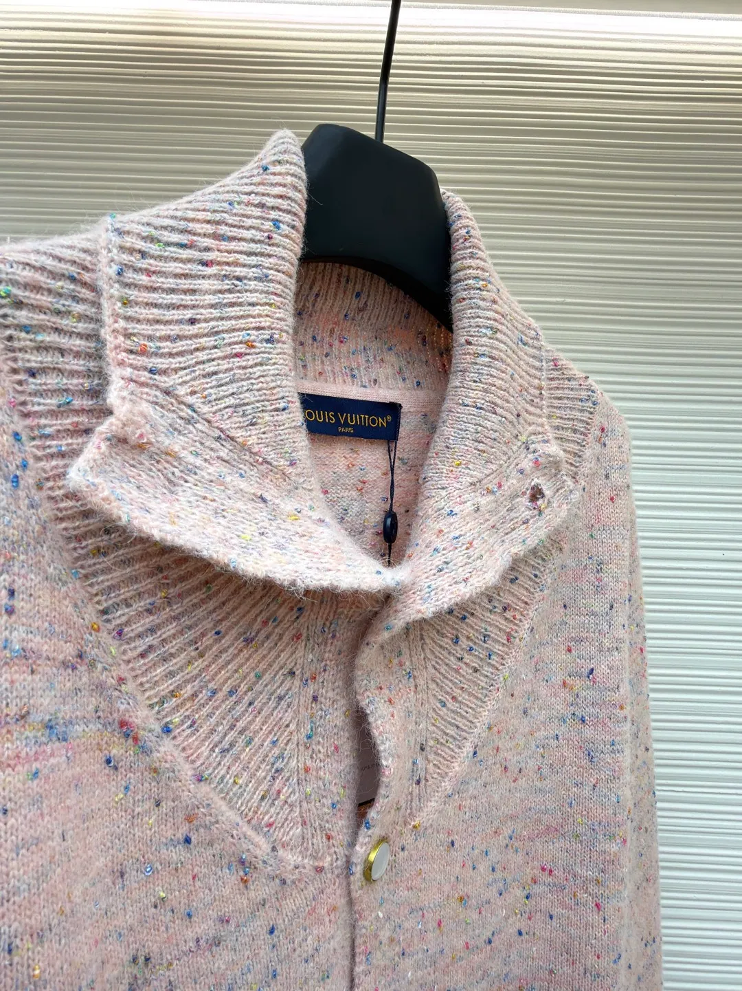 LOUIS VUITTON letter badge cherry blossom pink pearl button wool knitted cardigan ●Original version: purchased and developed for 15999 ●Item number: 1682371-C15 ●Fabric: wool fabric ●Technology: knitted production ●Color: cherry blossom pink ●Version: fitted version ●Weight: about 850 grams ●Size: S-M-L-XL ●Description: This Louis Vuitton SS26 spring and summer series tweed lapel cardigan is made of alpaca and merino wool blended tweed fabrics. It is made of cherry blossom pink variegated texture through a custom spinning and dyeing process. The fabric is raised and steam-set to form a fluffy and soft touch and is not easy to pill. The body adopts three-dimensional cutting technology, and the lapel has a thin shaping interlining built in to ensure that the collar is crisp and not collapsed. The custom metal buttons at the placket are polished and glazed for a delicate texture and anti-oxidation. The front patch pocket is hand-piped, and the stitching distance at the pocket is precisely controlled within 0.5cm, making it smooth and wrinkle-free. The cuffs and hem are trimmed with ribbing, which provides long-lasting elasticity and prevents loosening. The entire seam uses double-needle overlocking technology, with up to 12 stitches per inch, which is reinforced while maintaining beauty. The details combine the brand's exquisite knitting technology with the lightweight design concept of the spring and summer series. The overall wiring is straight and delicate, the fabric is comfortable and soft, and the color is consistent without color difference. It can be matched with the same style to create a fashionable look and control various occasions. Customized accessories, complete with three standards, same style for men and women!
